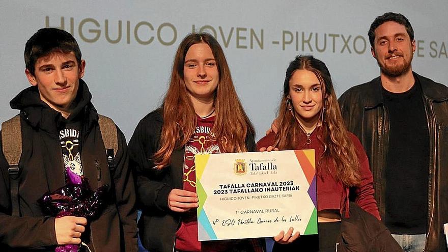 Alumnas y alumnos de la Ikastola recogen el título de mejor carnaval rural.