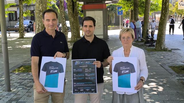 Ibon Muñoz, gerente del Bidasoa Atletiko Taldea, Roberto Ramajo, director de Deportes de la Diputación Foral de Gipuzkoa, y Gema Landatxe, representante de la Asociación Contra el Cáncer Gipuzkoa