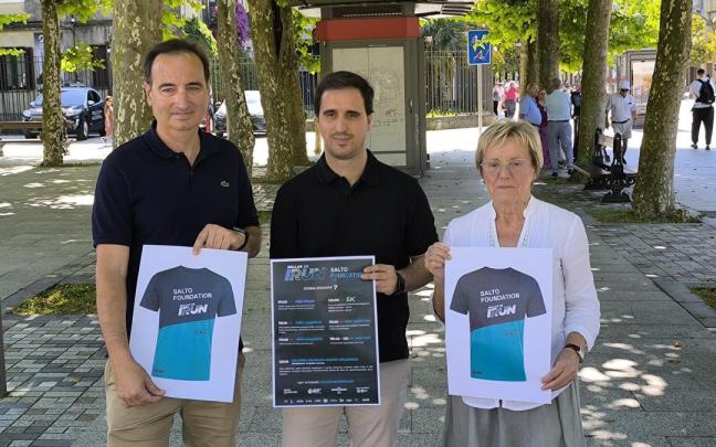 Ibon Muñoz, gerente del Bidasoa Atletiko Taldea, Roberto Ramajo, director de Deportes de la Diputación Foral de Gipuzkoa, y Gema Landatxe, representante de la Asociación Contra el Cáncer Gipuzkoa