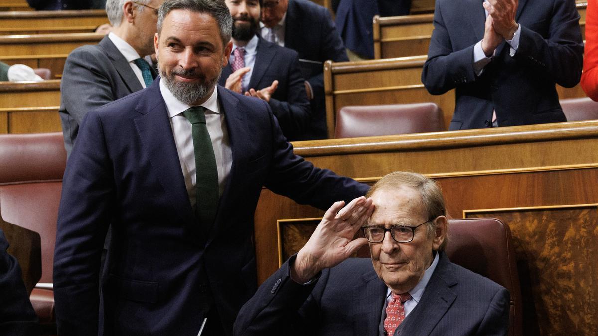 Ramón Tamames saluda junto a Santiago Abascal, esta mañana en el Congreso.