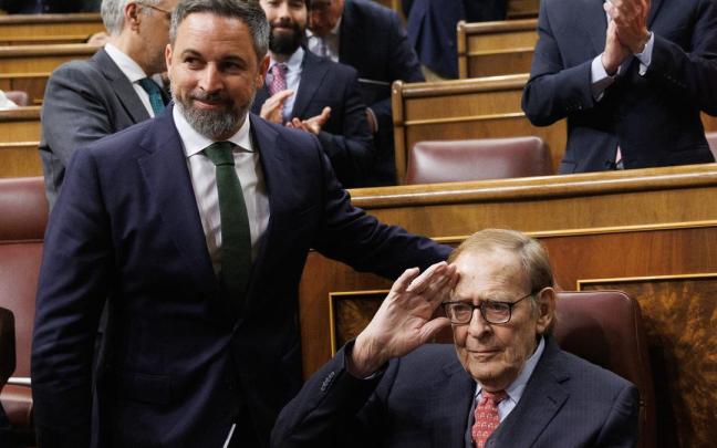 Ramón Tamames saluda junto a Santiago Abascal, esta mañana en el Congreso.