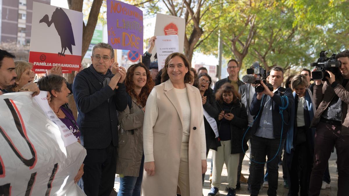 La alcaldesa de Barcelona, Ada Colau, ayer a la salida de los juzgados.