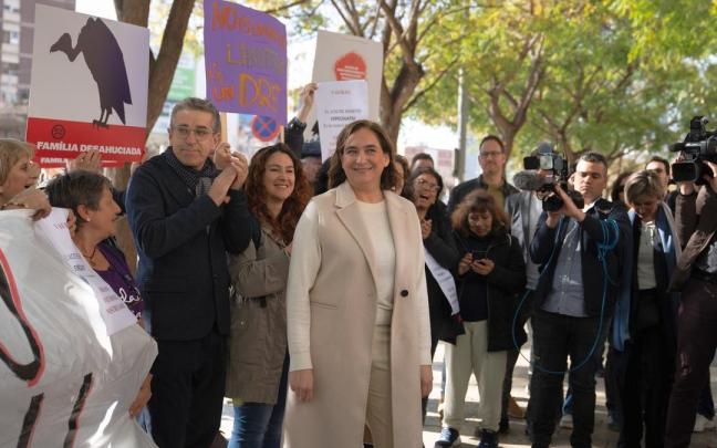 La alcaldesa de Barcelona, Ada Colau, ayer a la salida de los juzgados.