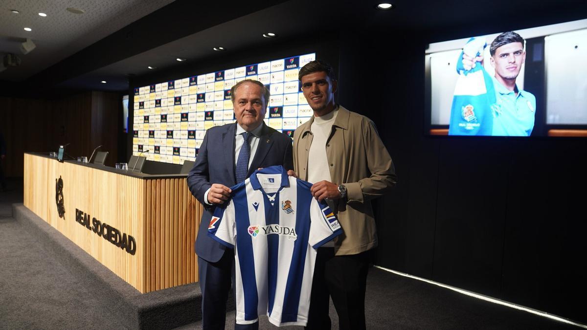 Javi López presentado como jugador de la Real Sociedad. / RUBEN PLAZA