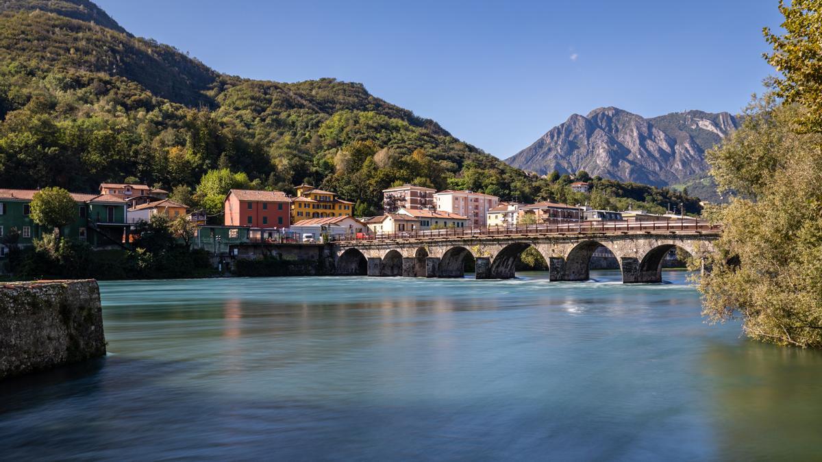 El puente Azzone Visconti sobre el río Adda.