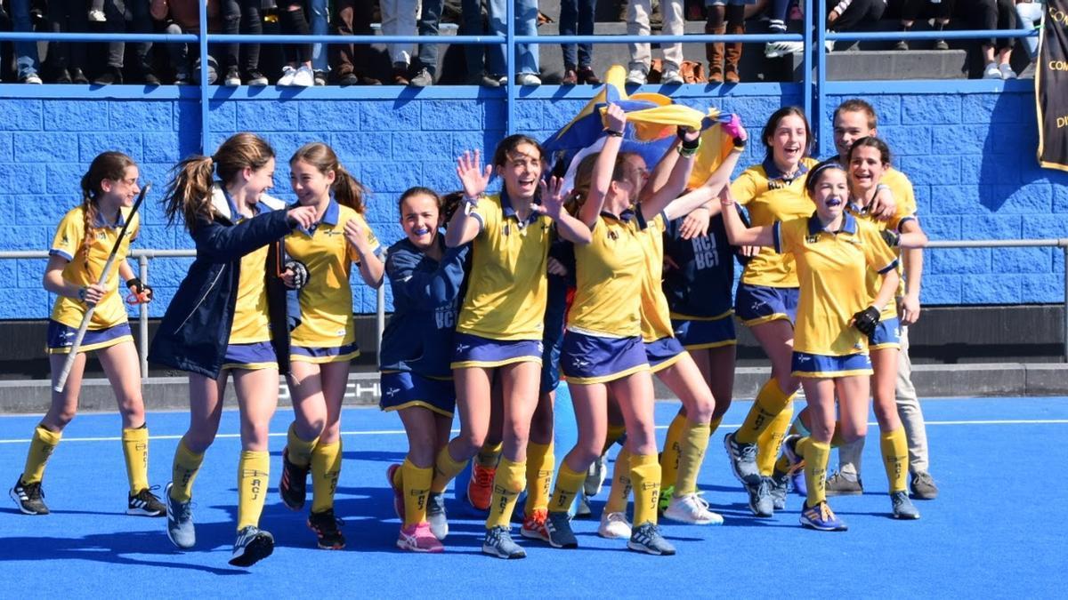 Las chicas celebran el triunfo en el campo.