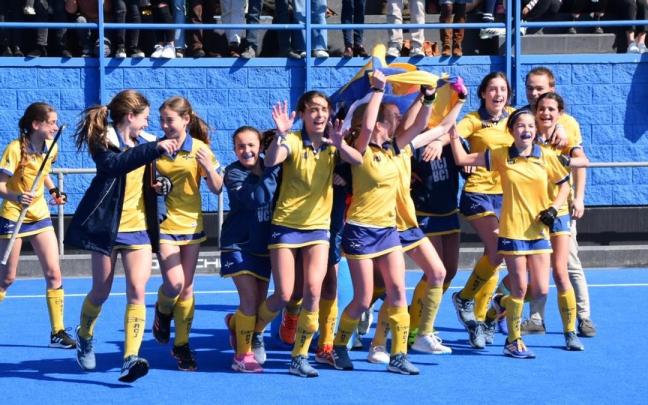 Las chicas celebran el triunfo en el campo.