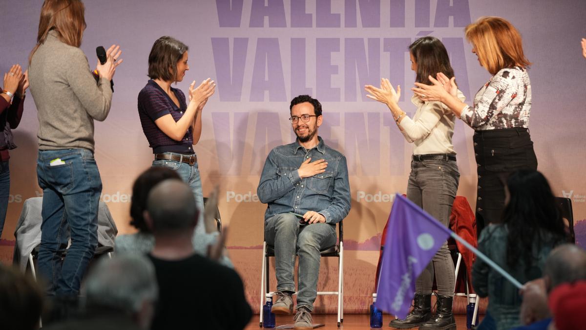 La secretaria política de Podemos y eurodiputada, Irene Montero; el candidato de Podemos a la Presidencia de la Junta de Castilla y León, Miguel Ángel Llamas y la secretaria general de Podemos, Ione Belarra, durante el acto de cierre de campaña electoral de Podemos en Castilla y León