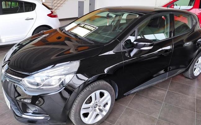 Un turismo de ocasión expuesto en un concesionario.