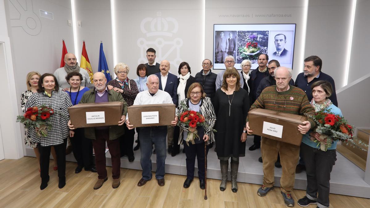 Fotos de la entrega a sus familias de los restos de 4 identificados en la exhumación de Paternáin