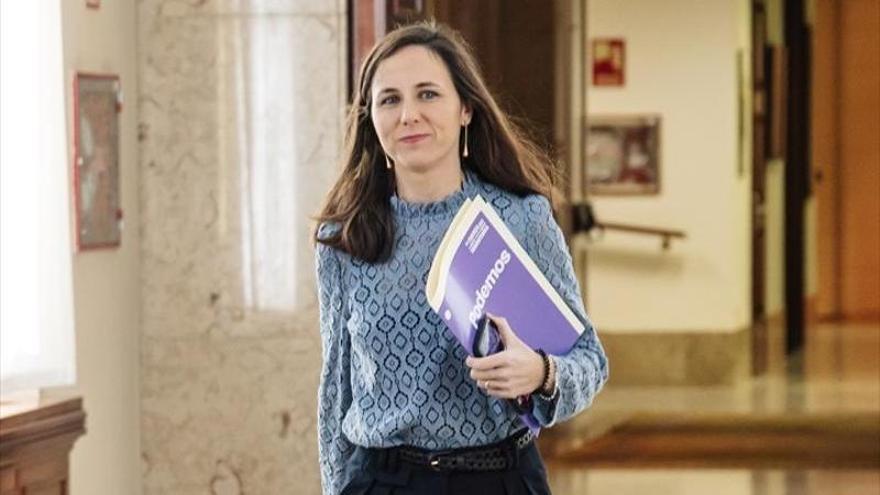 La secretaria general de Podemos, Ione Belarra, en los pasillos del Congreso.
