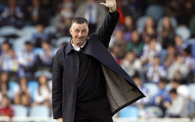 Aldridge saluda emocionado al público durante su visita a Anoeta, en el descanso de un Real-Espanyol disputado en marzo de 2015. / EFE