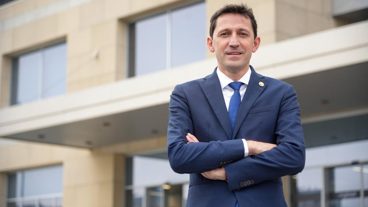 Noël d'Anjou, ante la sede del Gobierno vasco en Lakua.