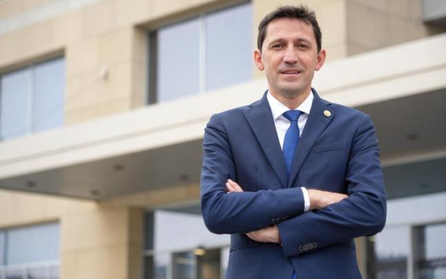 Noël d'Anjou, ante la sede del Gobierno vasco en Lakua.