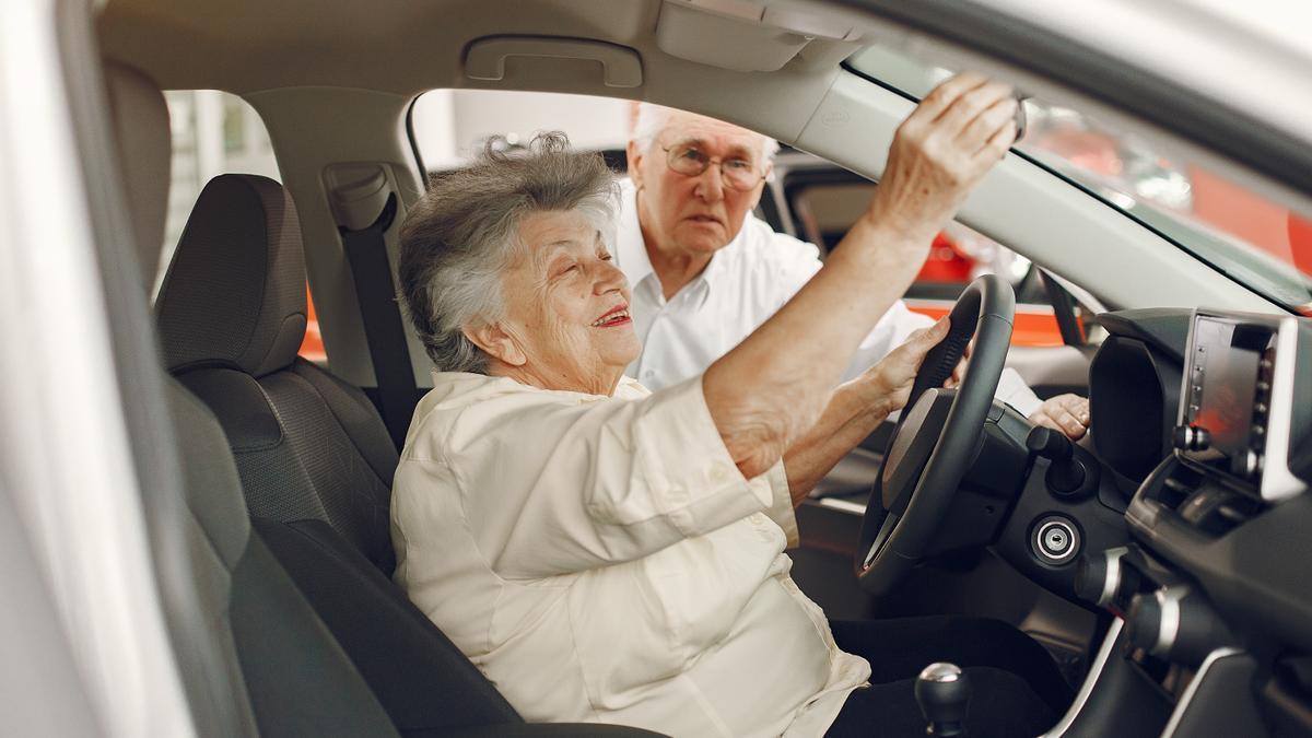 Unos ancianos prueban un coche.