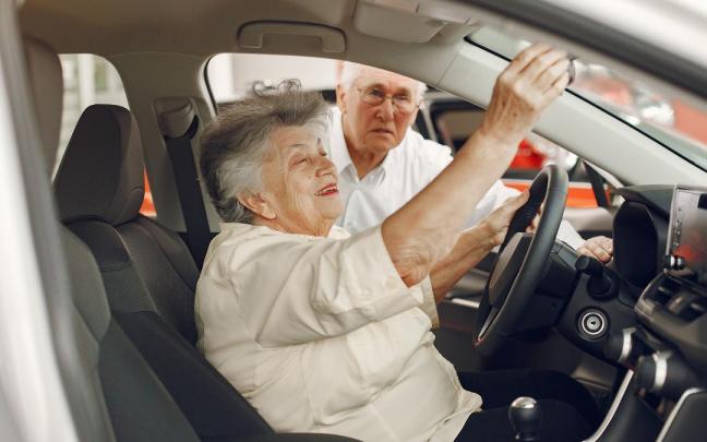Unos ancianos prueban un coche.