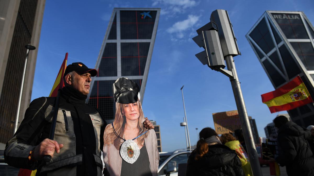 Manifestantes ante los juzgados de Madrid durante la última declaración de Begoña Gómez ante el juez Juan Carlos Peinado