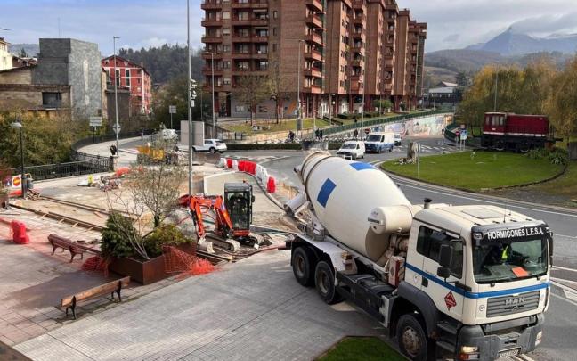 Obras en la rotonda de Zaldizurreta, en Beasain.