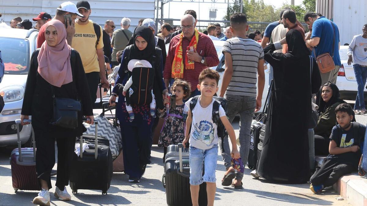 Palestinos esperan para acceder a Egipto por el paso de Rafah.