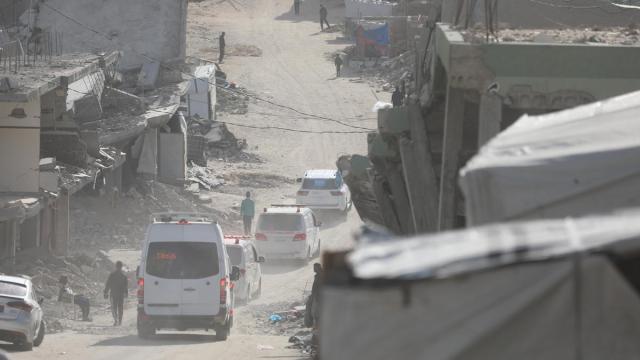 Un grupo de pacientes y sus acompañantes salen del Hospital Al Amal de Jan Yunis de cara a su evacuación a través del paso de Rafá, en la frontera con Egipto, tras el acuerdo con Israel para su reapertura limitada este lunes.