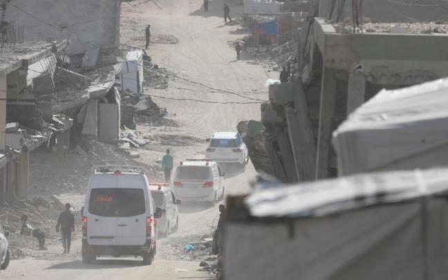 Un grupo de pacientes y sus acompañantes salen del Hospital Al Amal de Jan Yunis de cara a su evacuación a través del paso de Rafá, en la frontera con Egipto, tras el acuerdo con Israel para su reapertura limitada este lunes.