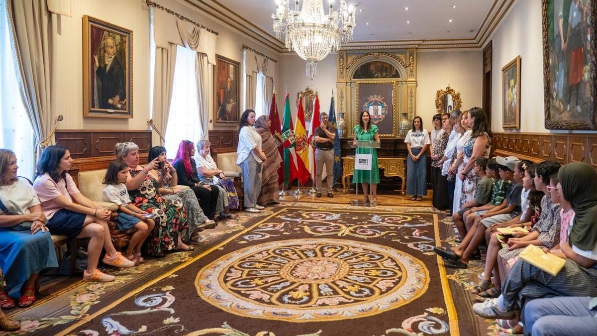 Abegi familiekin uda Gasteizen eta Araban igaroko duten 26 haur sahararrei ongietorria egin diete.