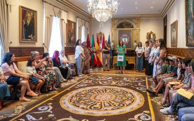 Abegi familiekin uda Gasteizen eta Araban igaroko duten 26 haur sahararrei ongietorria egin diete.