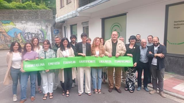 Acto de inauguración el pasado junino de la sede de la Asociación Contra el Cáncer en la calle Pablo Uranga de Arrasate.