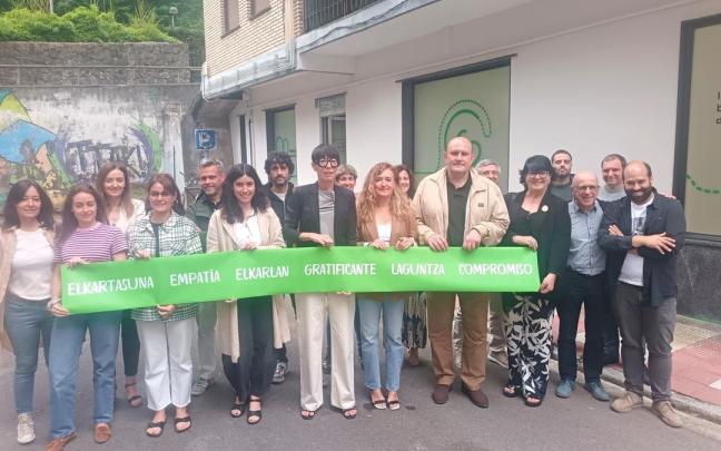 Acto de inauguración el pasado junino de la sede de la Asociación Contra el Cáncer en la calle Pablo Uranga de Arrasate.