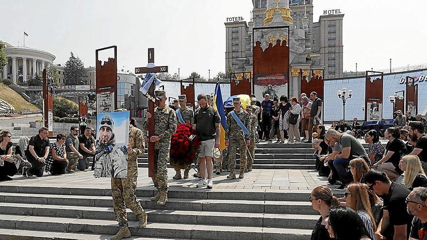 A pesar de los ataques, Kiev sigue acogiendo funerales de soldados caídos como el de ayer por Ivan Shulga, abatido en la localidad de Chasiv Yar en la región de Donetsk. | FOTO: EFE