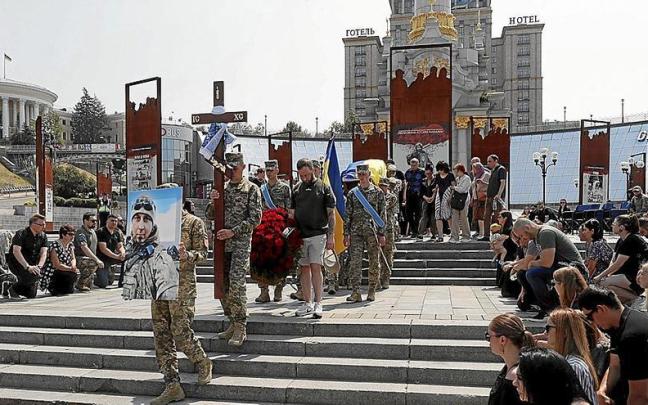 A pesar de los ataques, Kiev sigue acogiendo funerales de soldados caídos como el de ayer por Ivan Shulga, abatido en la localidad de Chasiv Yar en la región de Donetsk. | FOTO: EFE