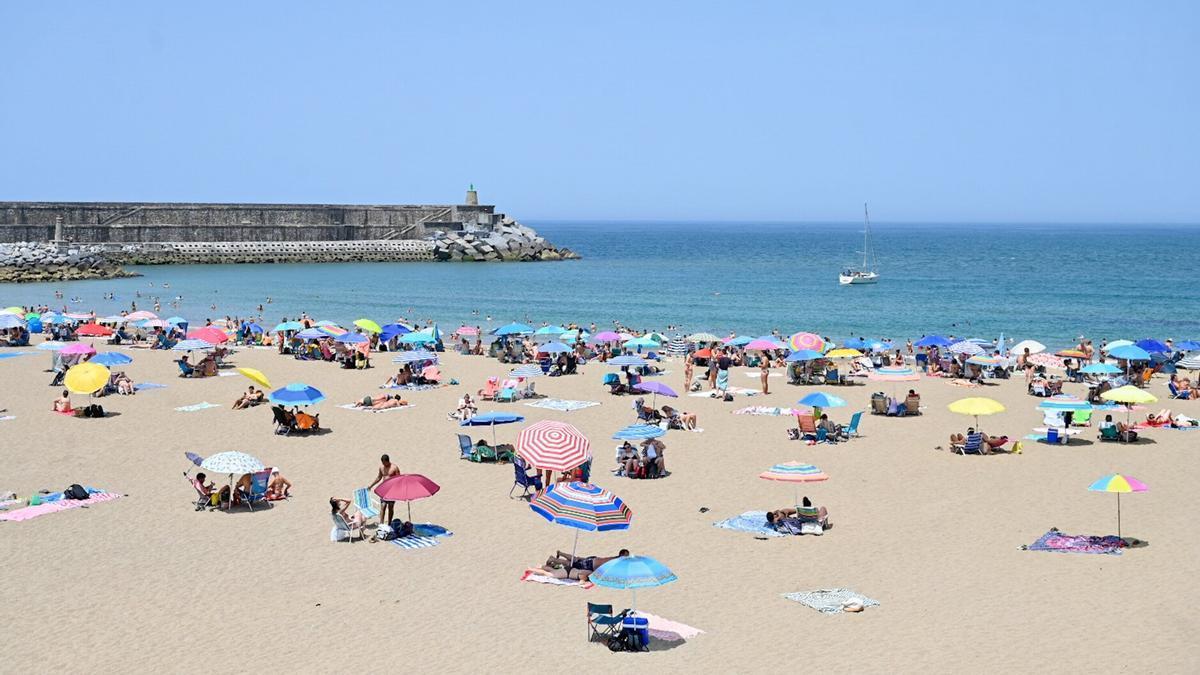 La playa de Santiago de Zumaia repleta de gente en la ola de calor.