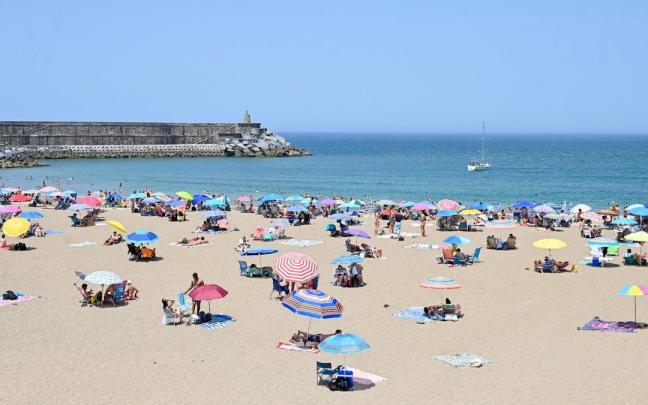 La playa de Santiago de Zumaia repleta de gente en la ola de calor.