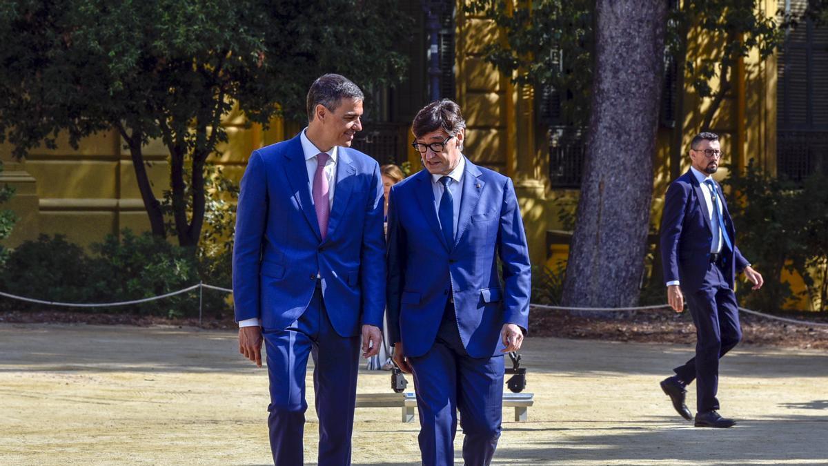 Sánchez e Illa charlan durante la última Conferencia de Presidentes.