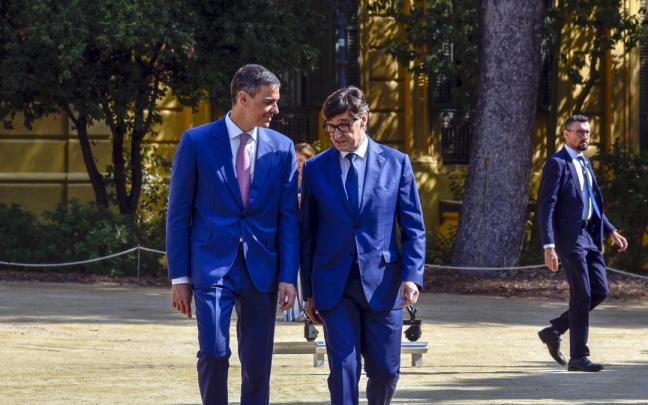 Sánchez e Illa charlan durante la última Conferencia de Presidentes.