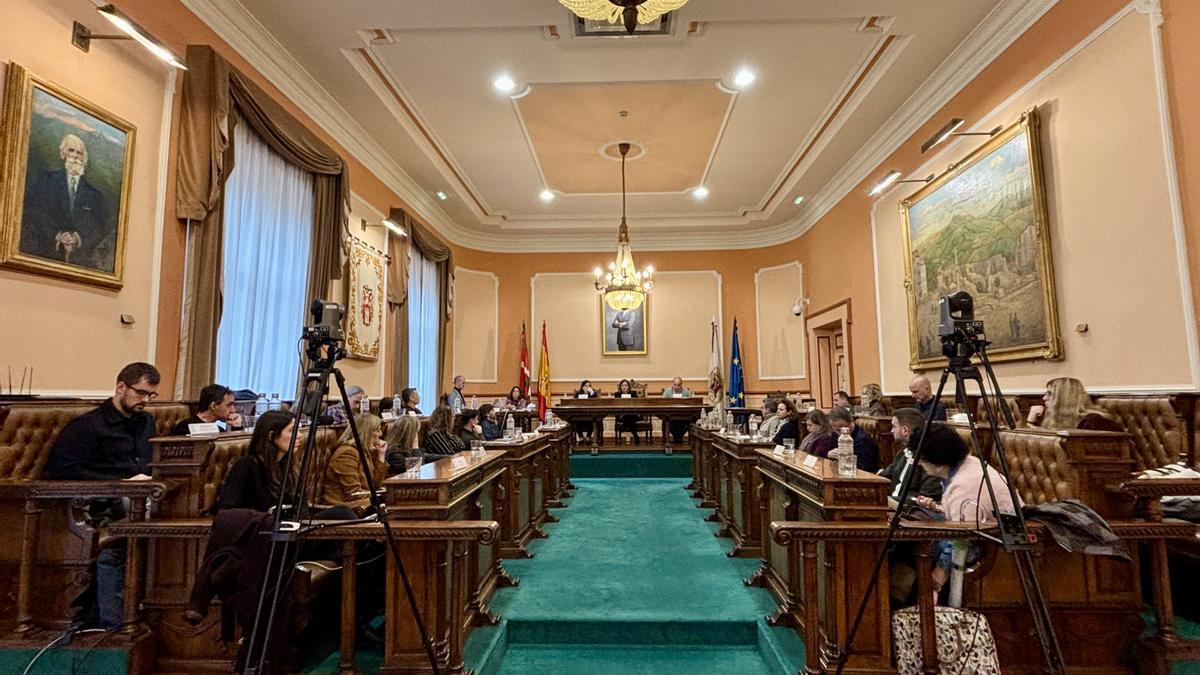 Foto de la sesión plenaria celebrada esta mañana en la Sala Capitular del ayuntamiento de Irun.