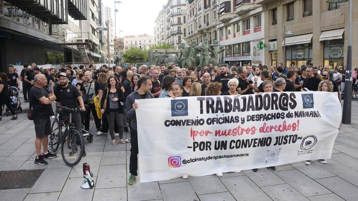 Protesta histórica del personal de oficinas de Navarra.