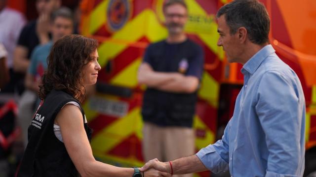 La presidenta de la Comunidad de Madrid, Isabel Díaz Ayuso, y el presidente del Gobierno, Pedro Sánchez, en su encuentro en el Puesto de Mando Avanzado (PMA) de los incendios de Cenicientos