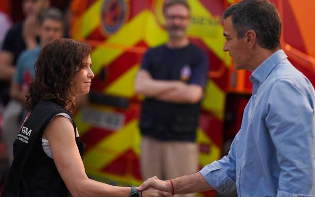 La presidenta de la Comunidad de Madrid, Isabel Díaz Ayuso, y el presidente del Gobierno, Pedro Sánchez, en su encuentro en el Puesto de Mando Avanzado (PMA) de los incendios de Cenicientos