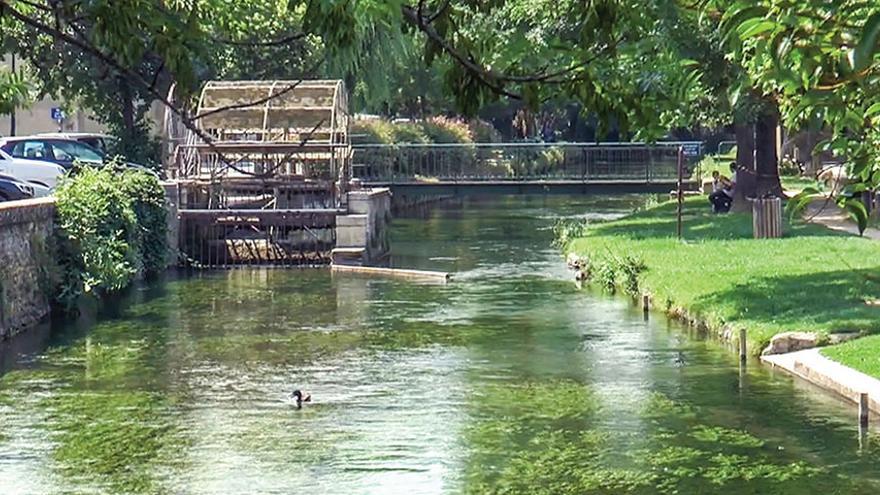 Antiguo molino en el río Sorgue.