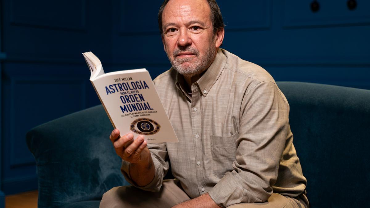 José Millán posa con su libro.