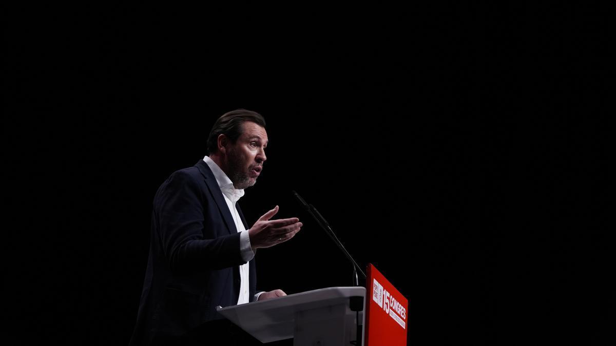 El ministro de Transportes, Óscar Puente, durante su intervención en la clausura del 15º Congreso del PSPV-PSOE