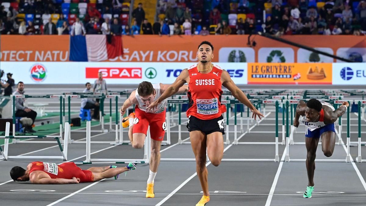 El suizo Jason Joseph celebra su victoria mientras Quique Llopis permanece en el suelo.