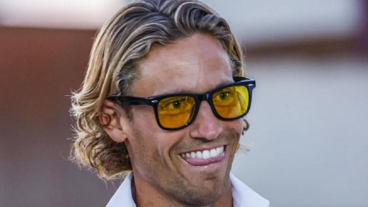 El futbolista, con sus gafas amarillas.