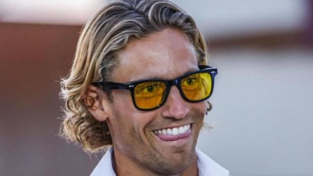 El futbolista, con sus gafas amarillas.