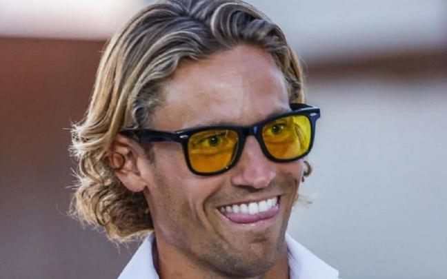 El futbolista, con sus gafas amarillas.
