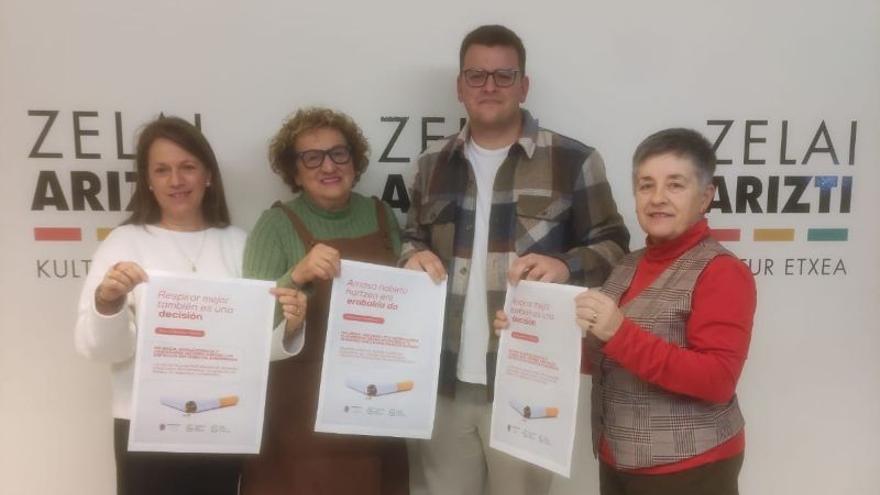 Iñaki Mendiluze zinegotzia, Minbiziaren Aurkako Elkarteko kideekin.