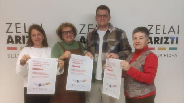 Iñaki Mendiluze zinegotzia, Minbiziaren Aurkako Elkarteko kideekin.