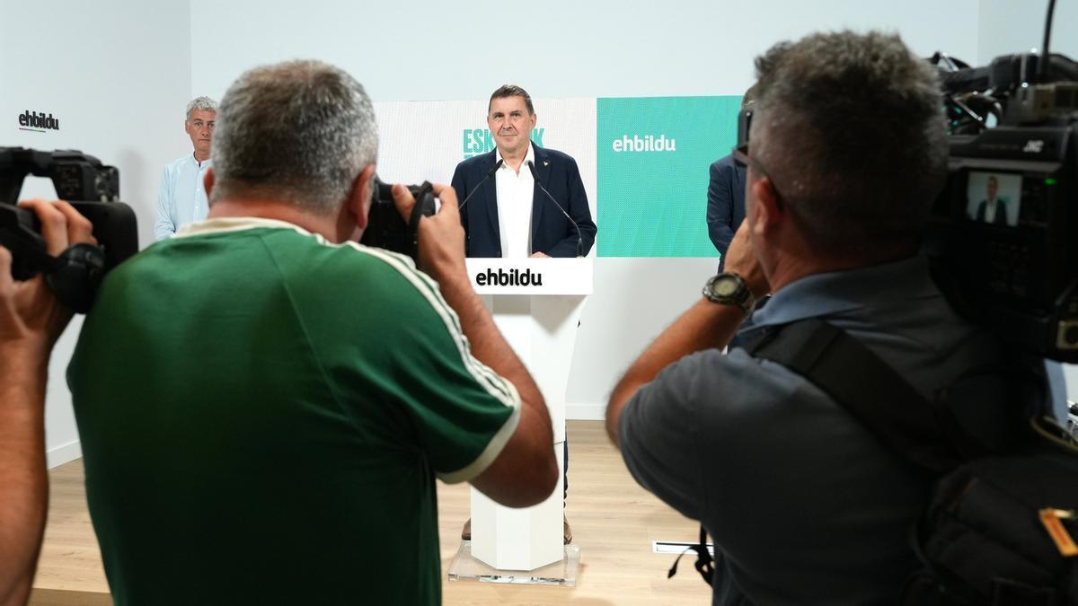 El coordinador general de EH Bildu, Arnaldo Otegi, con Oskar Matute, ayer ante la prensa.