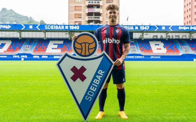 Mario Soriano posa con su nueva indumentaria en Ipurua. FOTO: www.sdeibar.com Mario Soriano posa con su nueva indumentaria en Ipurua. FOTO: www.sdeibar.com